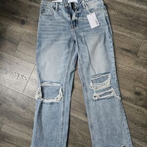 Light Wash Straight-Leg Women’s Jeans with Knee Distressing